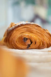 Luxe selectie van viennoiserie en verse koffie op de toonbank van Aden's in Amsterdam West.