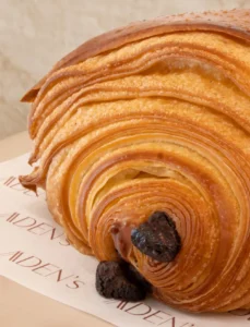Perfect bladerdeeg croissant met gouden lagen, vers gebakken in onze patisserie.