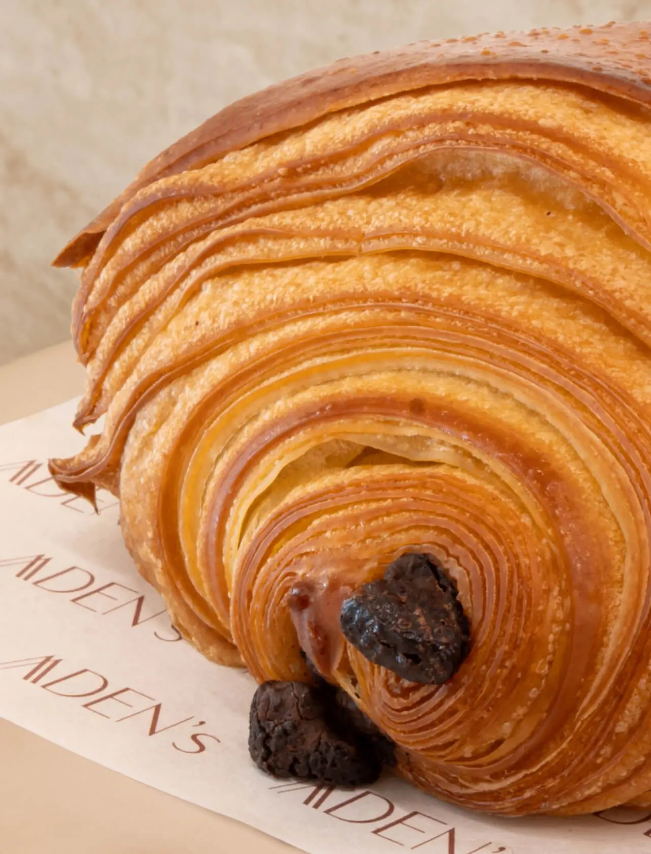 Perfect bladerdeeg croissant met gouden lagen, vers gebakken in onze patisserie.